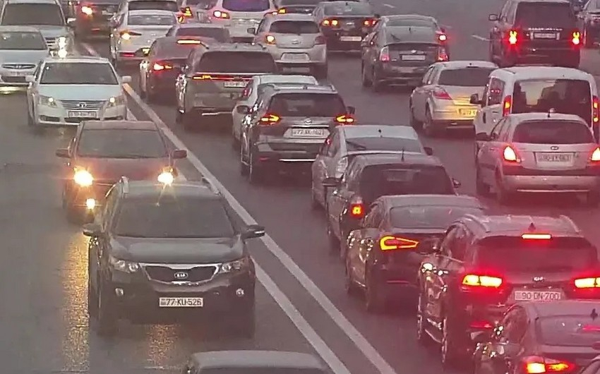 Bakının bəzi yollarında tıxac yaranıb - SİYAHI