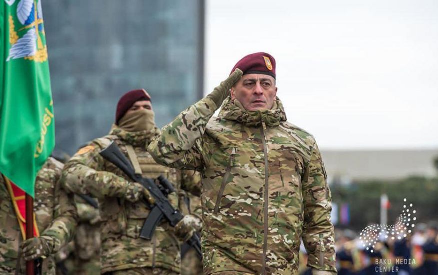 Kərim Vəliyev Hikmət Mirzəyevi şəxsi heyətə TƏQDİM ETDİ