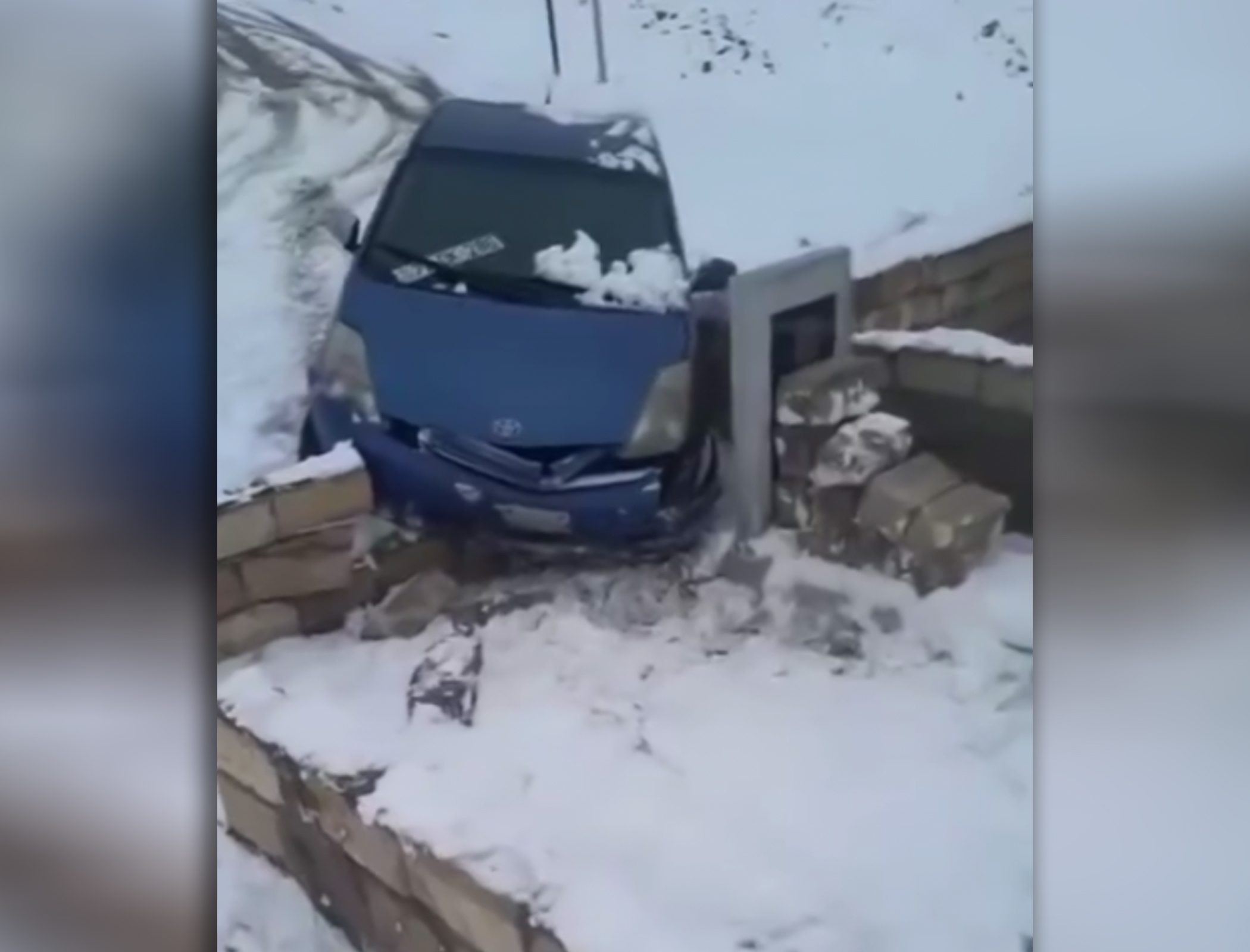 "Prius" qəbristanlıqda baş daşına çırpıldı - VİDEO