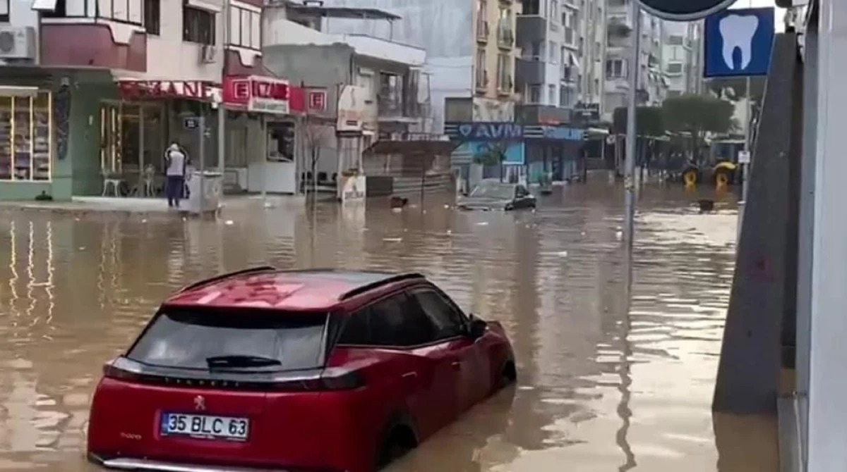 İzmirdə güclü yağışdan sonra küçələr gölə çevrildi