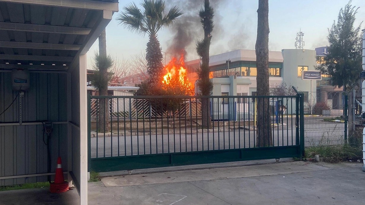 Ətir fabrikində yanğın: 1 ölü, 3 yaralı var 