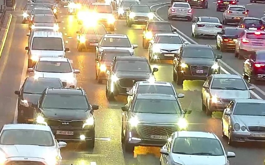 Bakının bir sıra yollarında tıxac yaranıb - SİYAHI