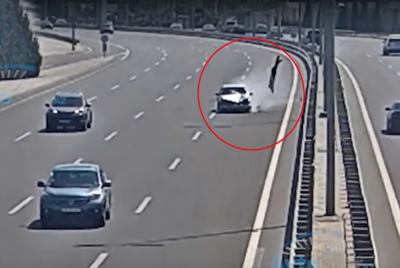 Bakıda dəhşətli qəza: Avtomobil qadını metrlərlə kənara tulladı - ANBAAN VİDEO