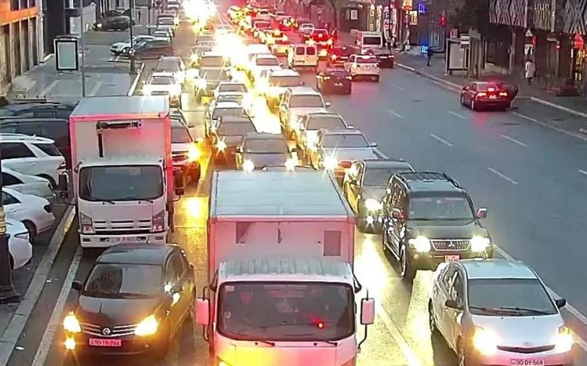 Bakının bəzi yollarında tıxac yaranıb - SİYAHI