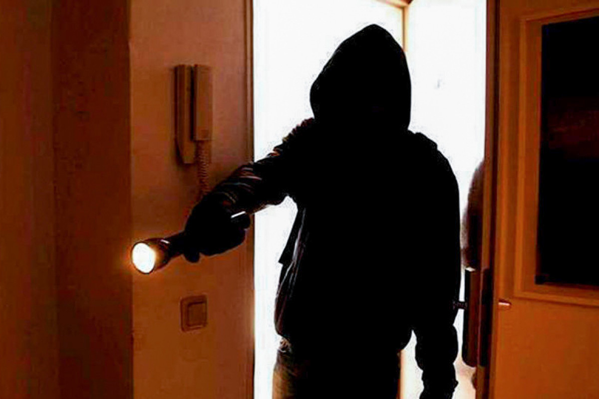 Bakıda mənzildən 23 min manat oğurlandı