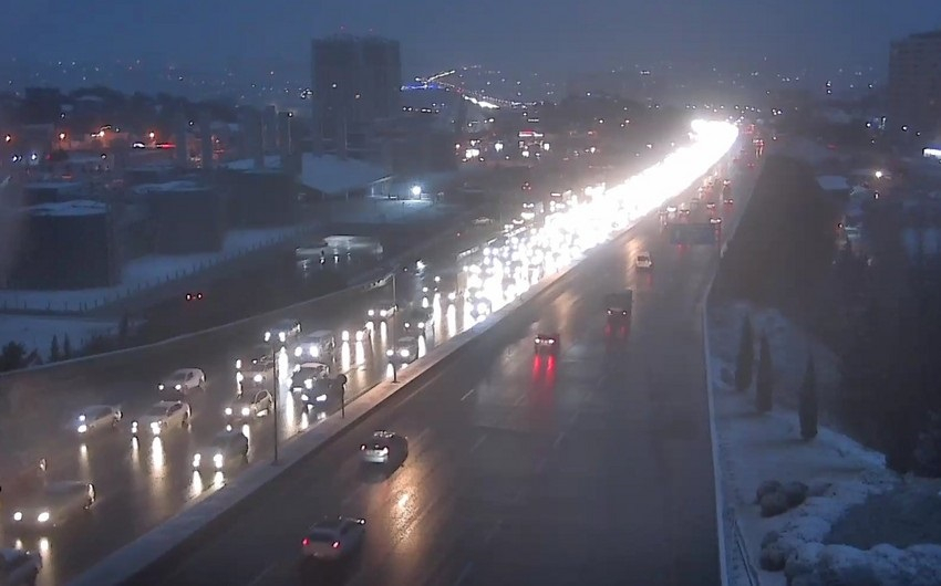 Bakının bəzi yollarında tıxac yaranıb - SİYAHI