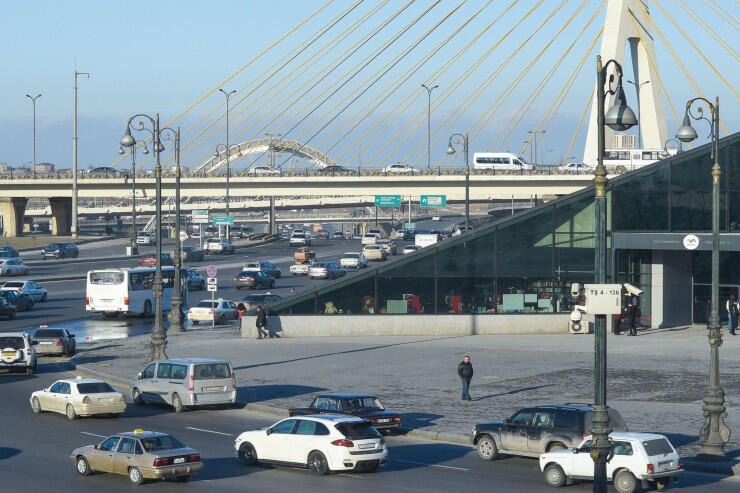 "Koroğlu"da taksi sürücüsü namus üstündə öldürülüb