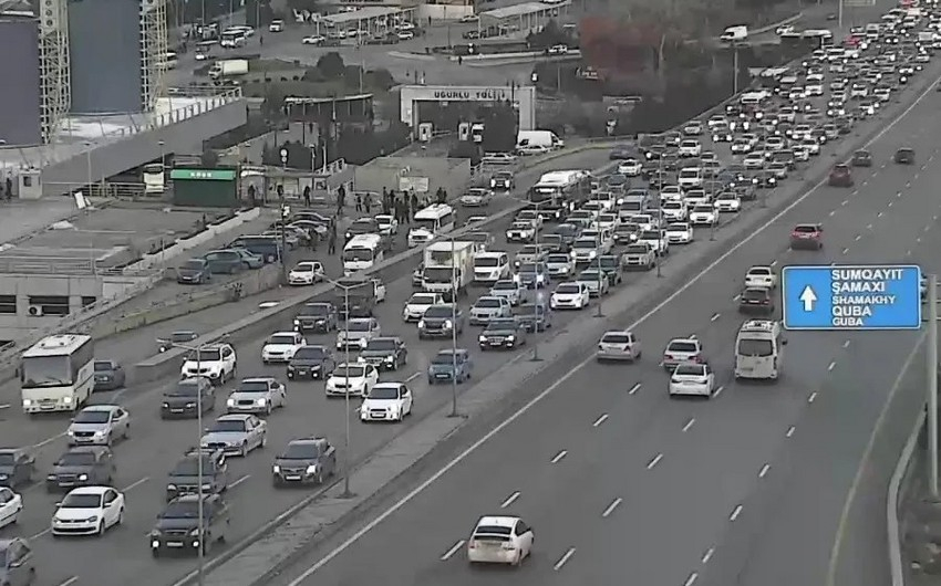 Bakının bir sra yollarında tıxac yaranıb - SİYAHI