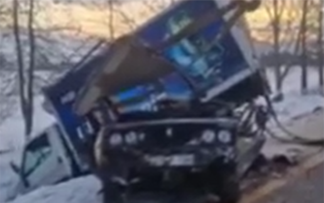 Füzulidə dəhşətli qəza: Yük maşını minik avtomobilinin üzərinə aşdı - VİDEO