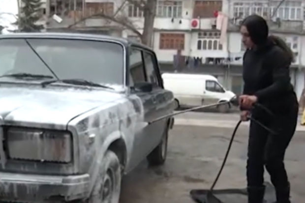 Mingəçevirdə doqquz ildir avtoyuyucu işləyən xanım: “Övladlarıma görə işləyirəm” - VİDEO