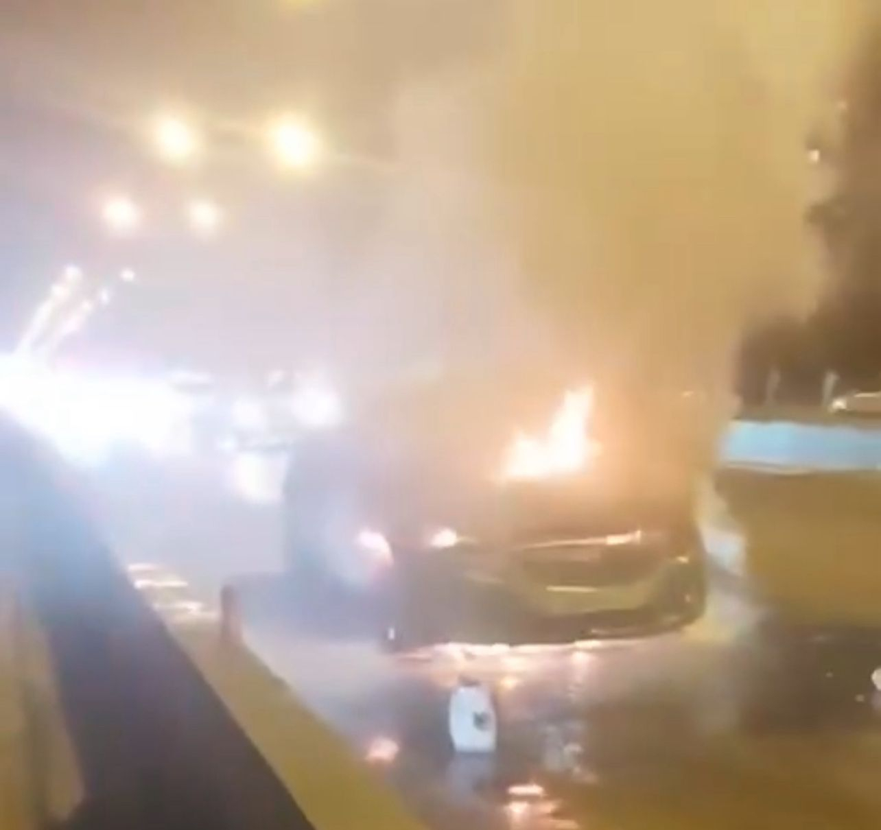 Bakıda yolda avtomobil yandı - ANBAAN VİDEO