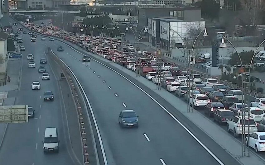 Bakının bir sıra yollarında tıxac yaranıb - SİYAHI