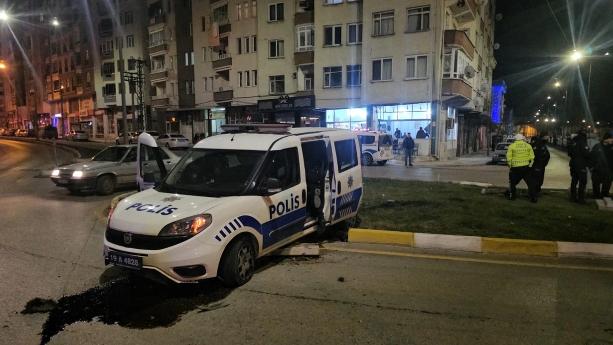 Şübhəli avtomobili təqib edən polis qrupu qəza etdi
