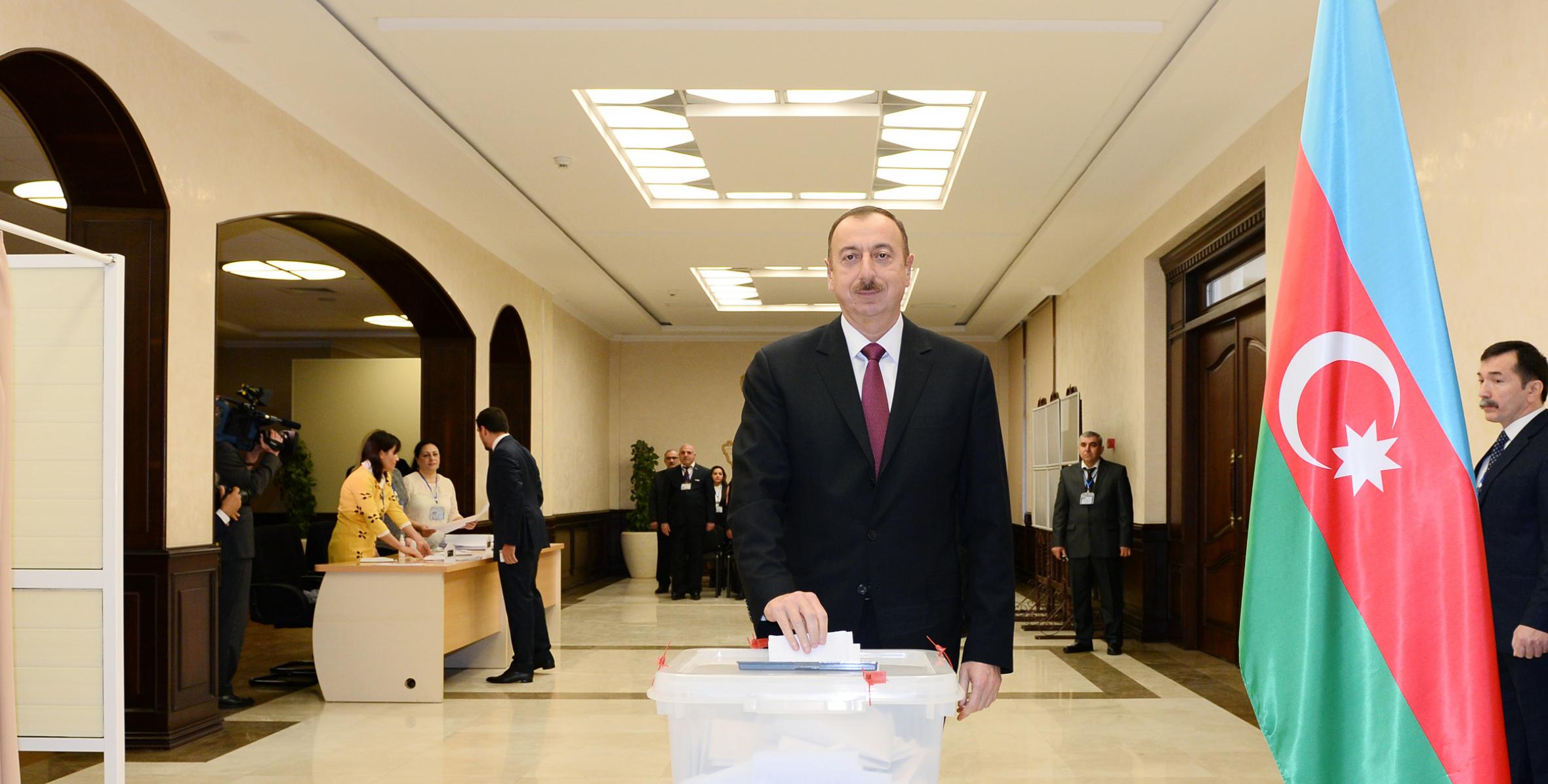 İlham Əliyev, Mehriban Əliyeva və ailə üzvləri Xankəndidə səs veriblər - VİDEO