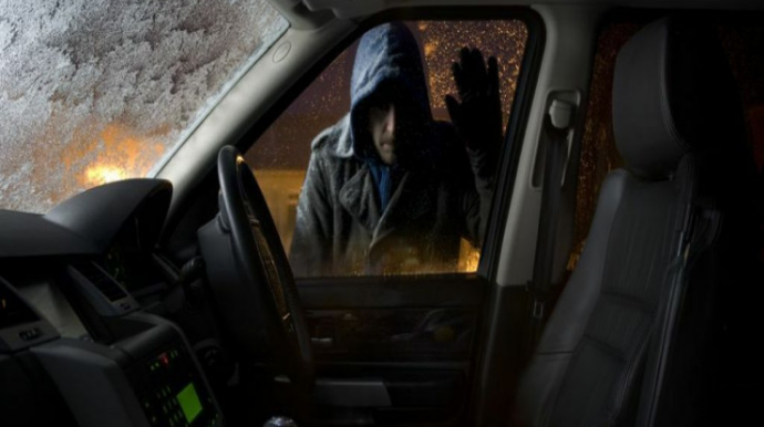 İşlədiyi avtoyuma məntəqəsindən maşın qaçırdı