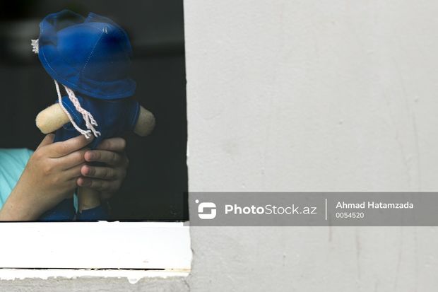 Bakıda ana azyaşlı uşağını gecə küçəyə atıb - FOTO