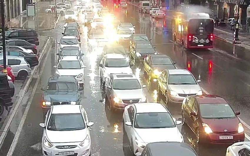 Bakının bir sıra yollarında nəqliyyatın sıxlığı yaranıb - SİYAHI