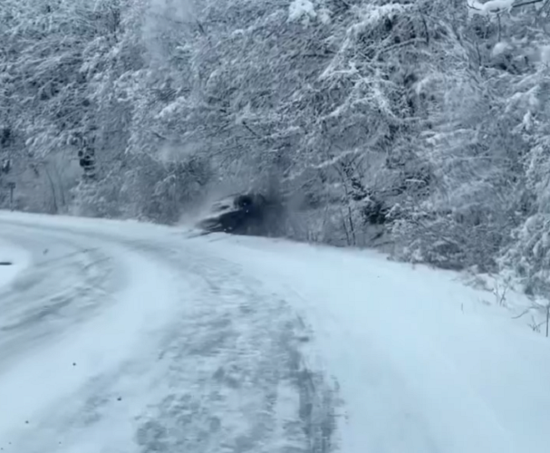 Quba-Qusar yolunda qəza: Avtomobil sürüşərək ağaca çırpıldı