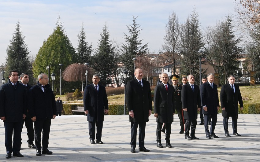 Prezident Ankarada Ulu Öndər Heydər Əliyevin abidəsini ziyarət etdi - FOTOLAR