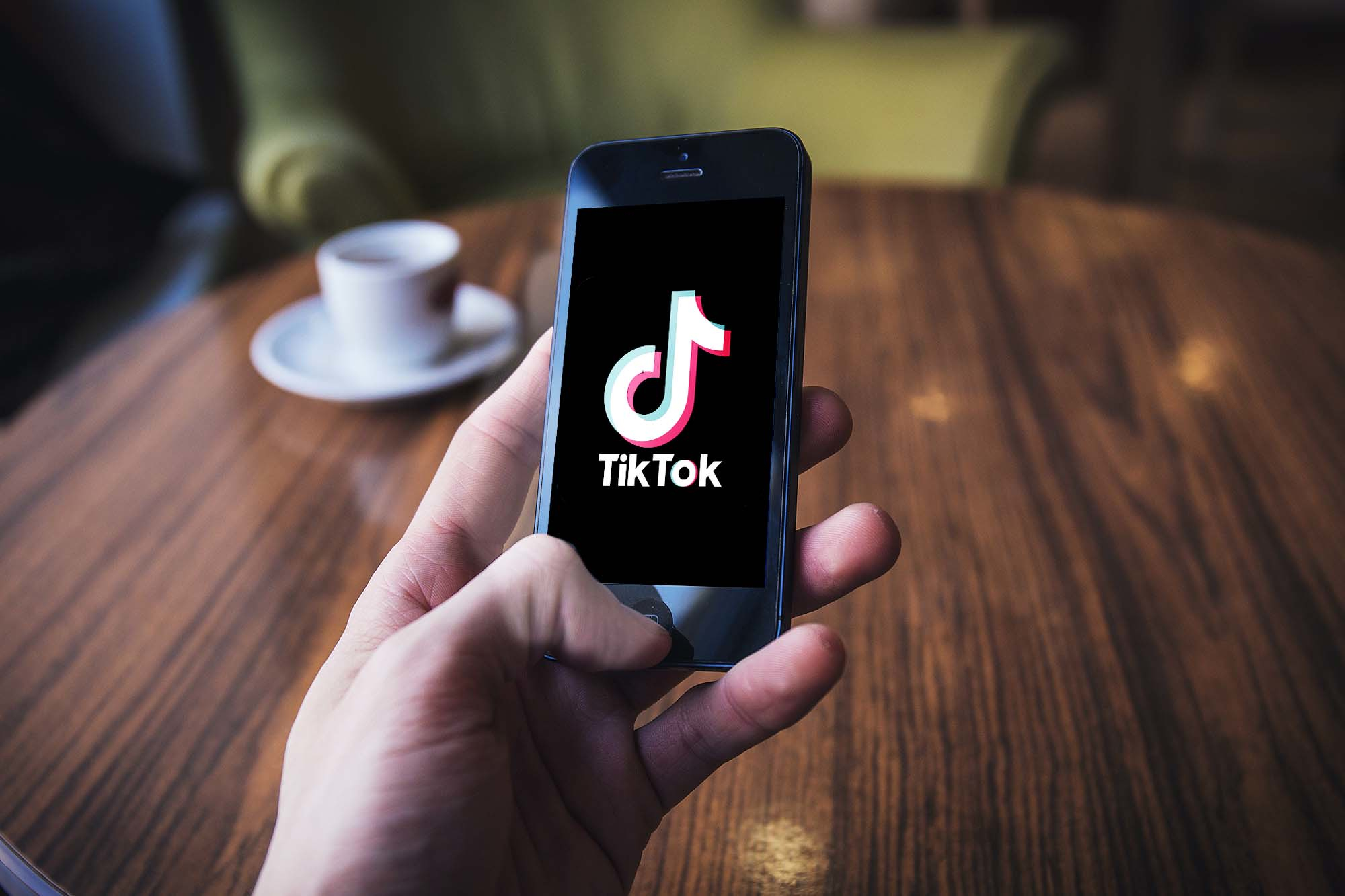 “Az işləyim, çox qazanım”: “Tiktok”er olmaq eşqi nə ilə nəticələnə bilər?