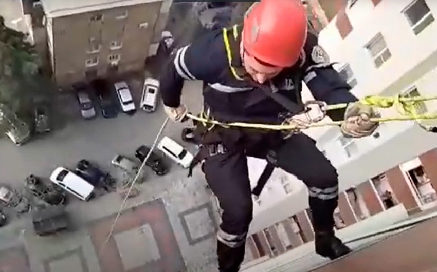 Bakıda köməksiz qalan azyaşlıların xilas edilməsinin görüntüləri yayılıb