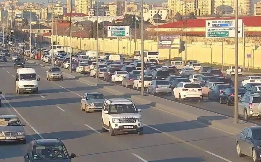 Bakının bir sıra yollarında tıxac yaranıb - SİYAHI