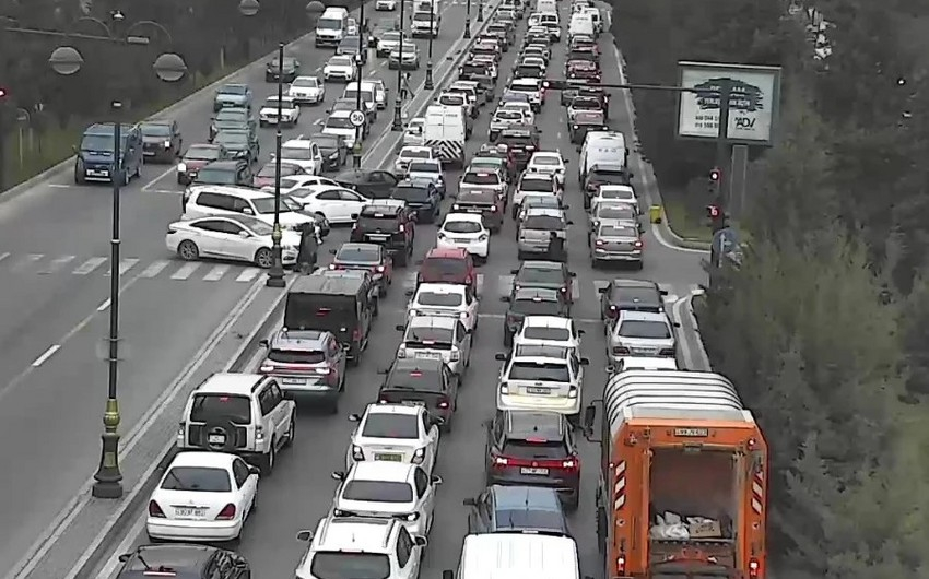 Bakıda bir sıra yollarda sıxlıq yaranıb - SİYAHI