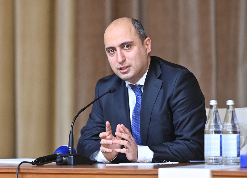 "Kamera ilə müəllimin arxasınca düşüb çəkmək olmaz" - Nazir