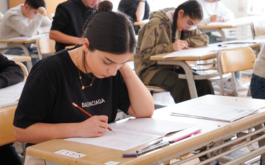 Bu gün 52 mindən çox şagird buraxılış imtahanı verib