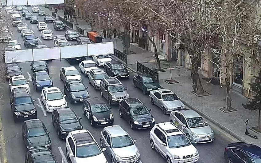Bakının bir sıra yollarında tıxac yaranıb - SİYAHI
