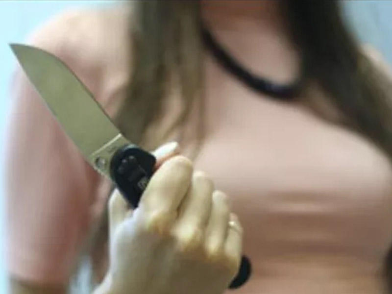 Azərbaycanda qadın ərini bıçaqlamaqda şübhəli bilinir