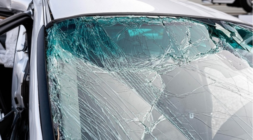 Astarada avtomobil elektrik dirəyinə çırpılıb - ölən və yaralanan var