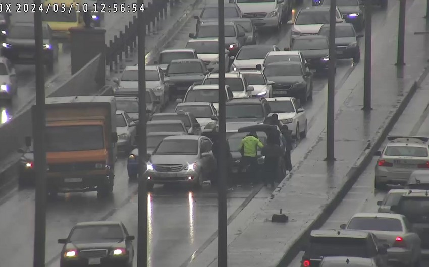 Bakıda yol-nəqliyyat hadisəsi tıxac yaradıb