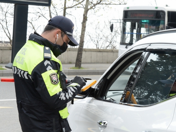 Polis "28 May" stansiyasının qarşısında maşın saxlayan sürücüləri cərimə edir - 80 AZN... 