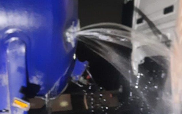 Yanacaqdaşıyan maşınla “KAMAZ” toqquşdu - Dizel ətrafa dağıldı - VİDEO