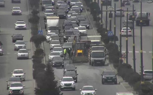 Sürücülərin NƏZƏRİNƏ: Bakının əsas prospektlərindən birində təmir işləri gedir