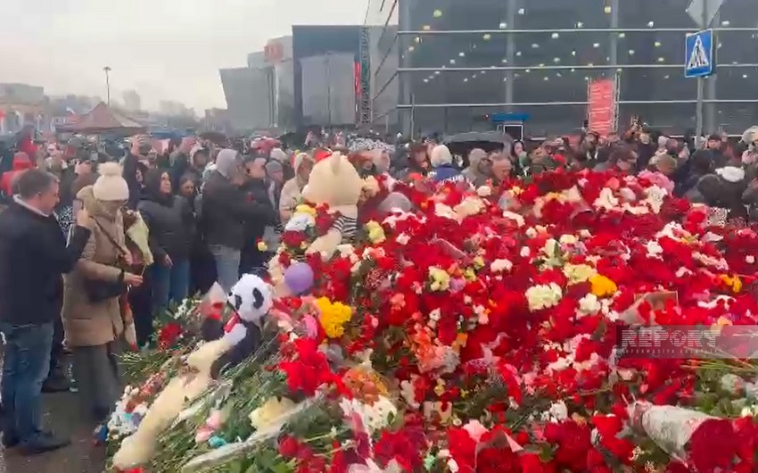 Moskva sakinləri “Crocus City Hall”dakı terror aktı qurbanlarının xatirəsini anır