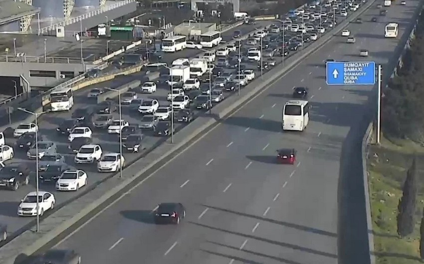 Bakının bir sıra yollarında tıxac yaranıb - SİYAHI