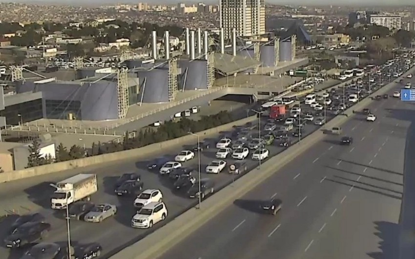 Bakının bir sıra yollarında tıxac yaranıb - SİYAHI