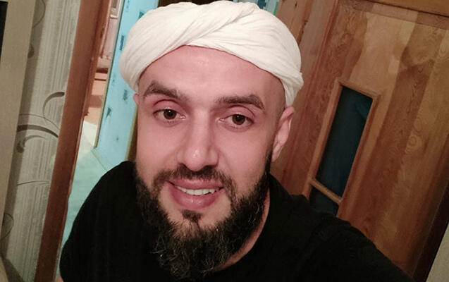 Azyaşlı qızını öldürməkdə şübhəli bilinən atanın saxlanılma anı - VİDEO