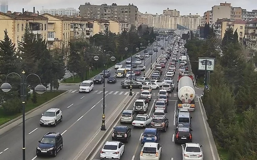 Bakının bir sıra yollarında nəqliyyatın sıxlığı yaranıb - SİYAHI