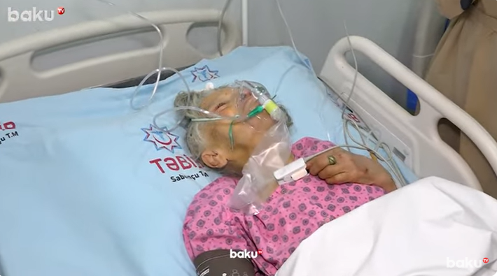 Övladlarının tərk etdiyi ananın vəziyyəti ağırlaşdı - Yardım edilən ana xəstəxanada 