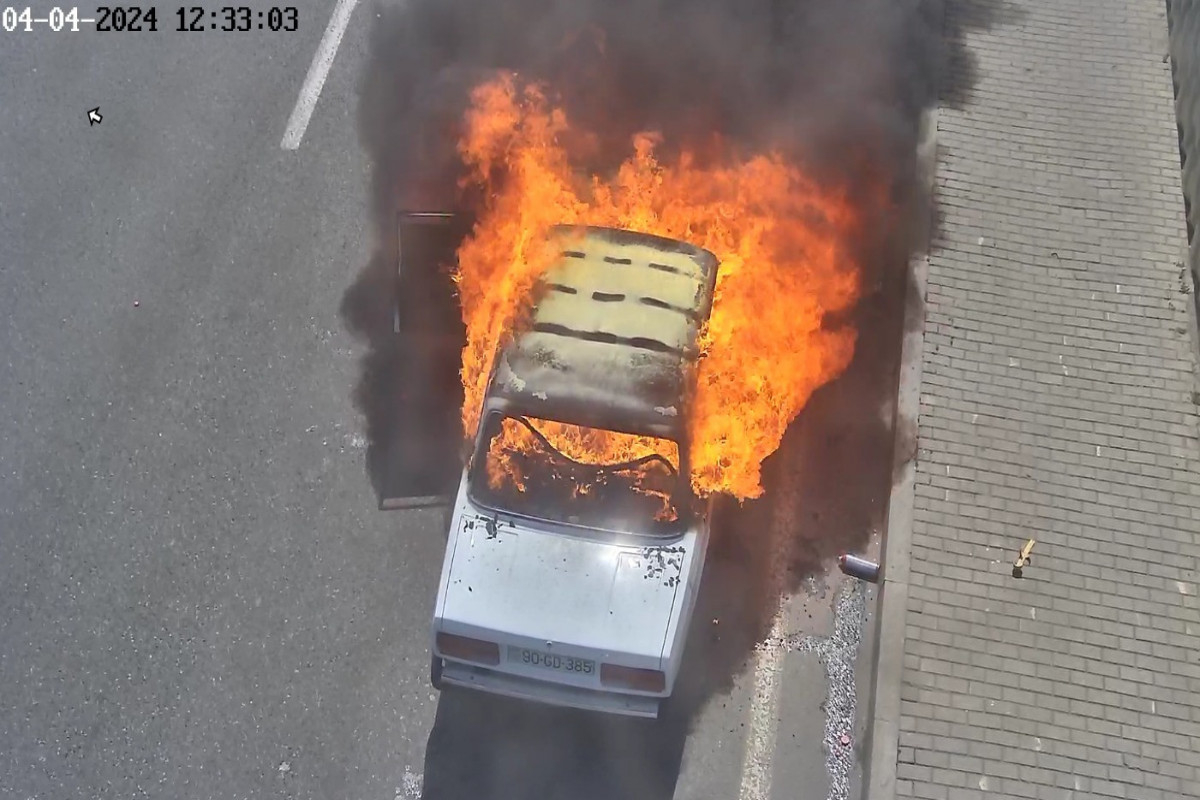 Bakıda yanaraq yolda sıxlıq yaradan avtomobilin görüntüsü - FOTO