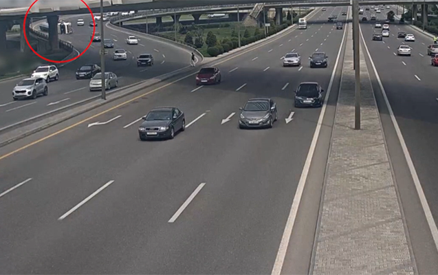 Bakıda bitium daşıyan yük maşınının aşmasının ANBAAN VİDEOSU