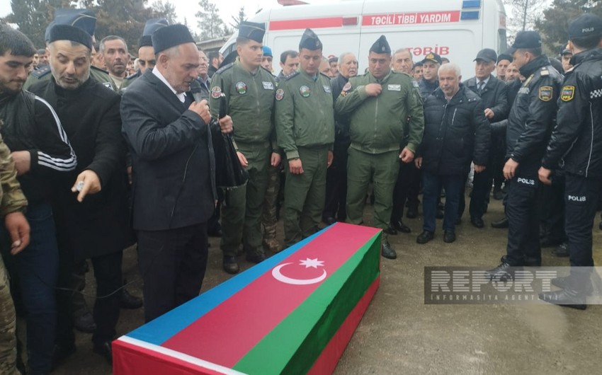 Antiterror əməliyyatında yaralanan və dünən şəhid olan zabit Salyanda dəfn edildi