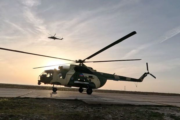 Hərbi pilotlarımız səmada: Helikopterlərimiz kəşfiyyat apardı - VİDEO