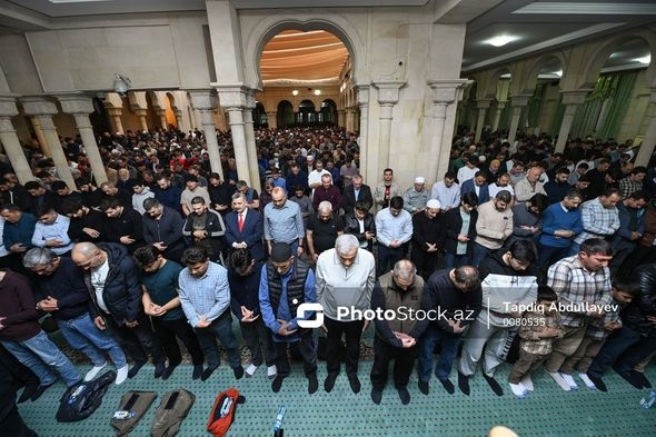 Bakıda Ramazan münasibətilə bayram namazı qılınıb - FOTOLAR