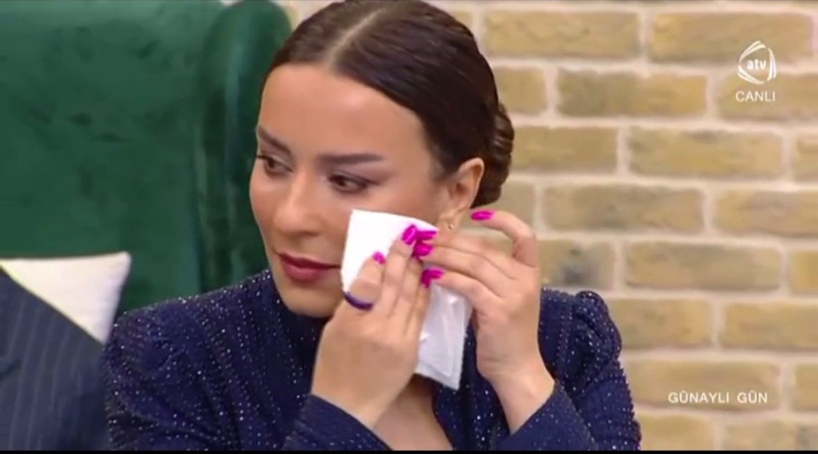 Xalq artisti canlı yayımda kövrəldi