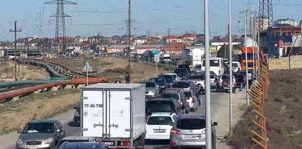 Bakıda yük maşını aşıb, sıxlıq müşahidə olunur - FOTO