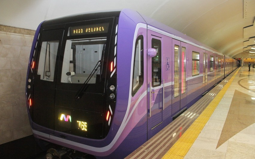 Bakı metrosunda kişi stansiya yoluna düşdü